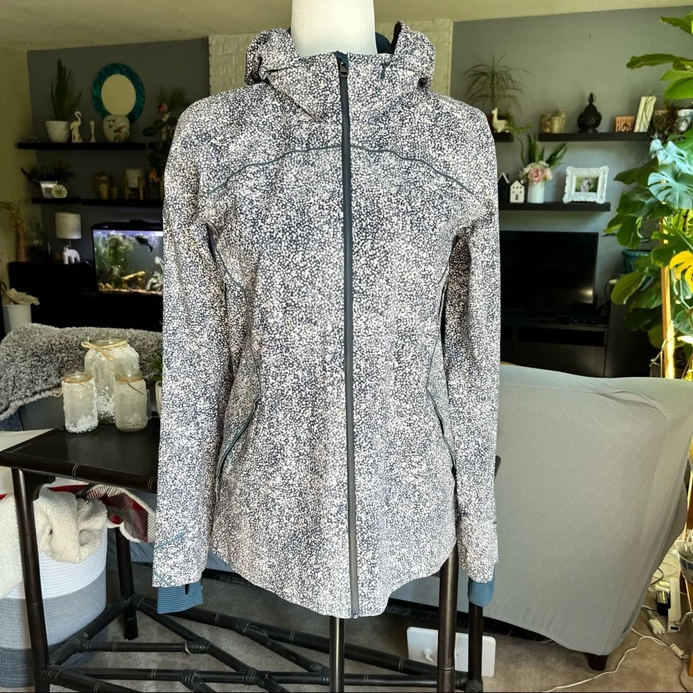 Lululemon Runaway Jacket - Picture 2 of 15